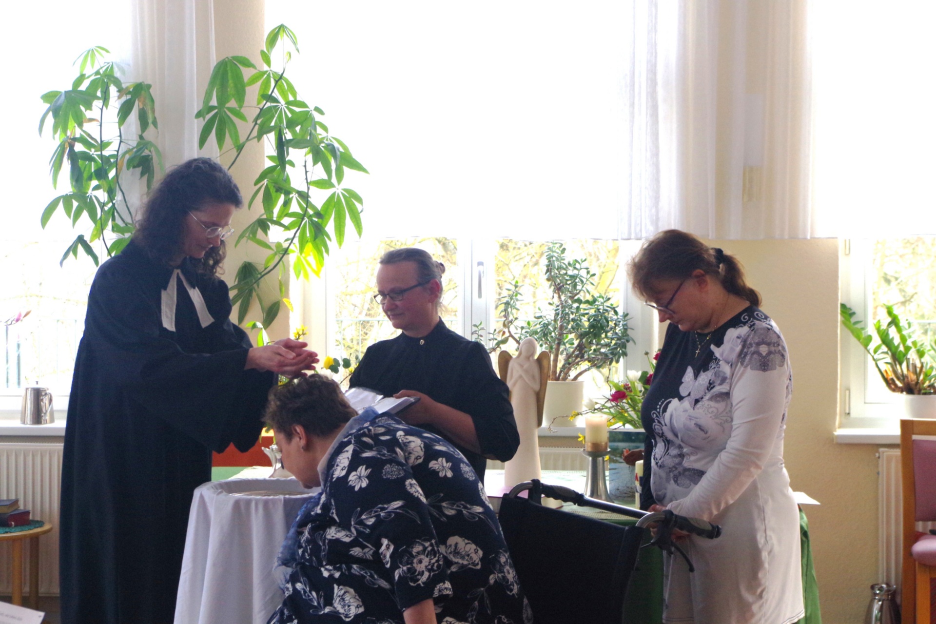 Mit 51 Jahren ließ sich die Bewohnerin Katrin Otto taufen Bild