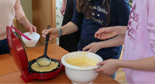 Die Kinder rühren den Teig selbstständig an