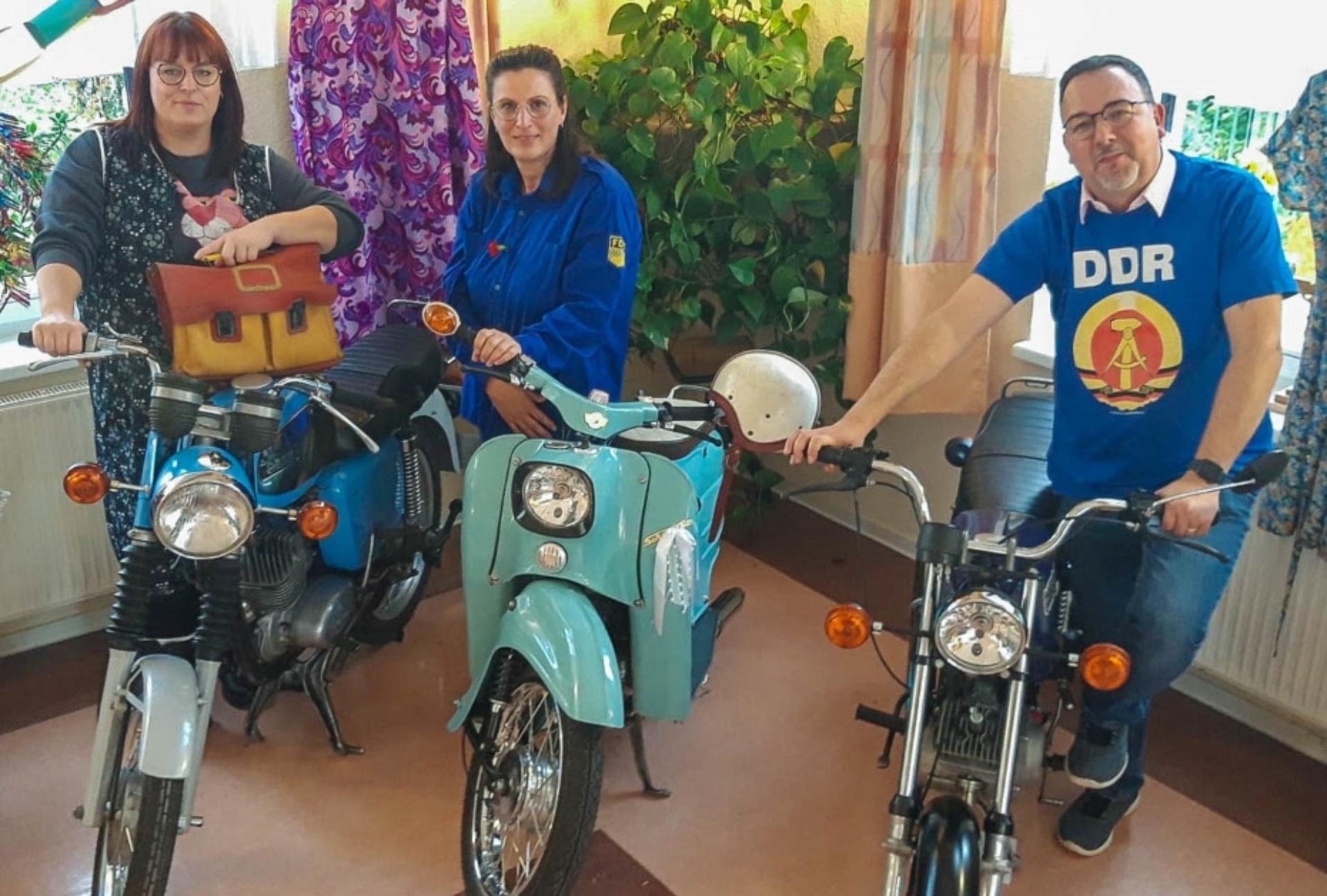 Drei an Mopeds und Motorrädern auf der DDR-Woche in Röbel Drei an Mopeds und Motorrädern auf der DDR-Woche in Röbel