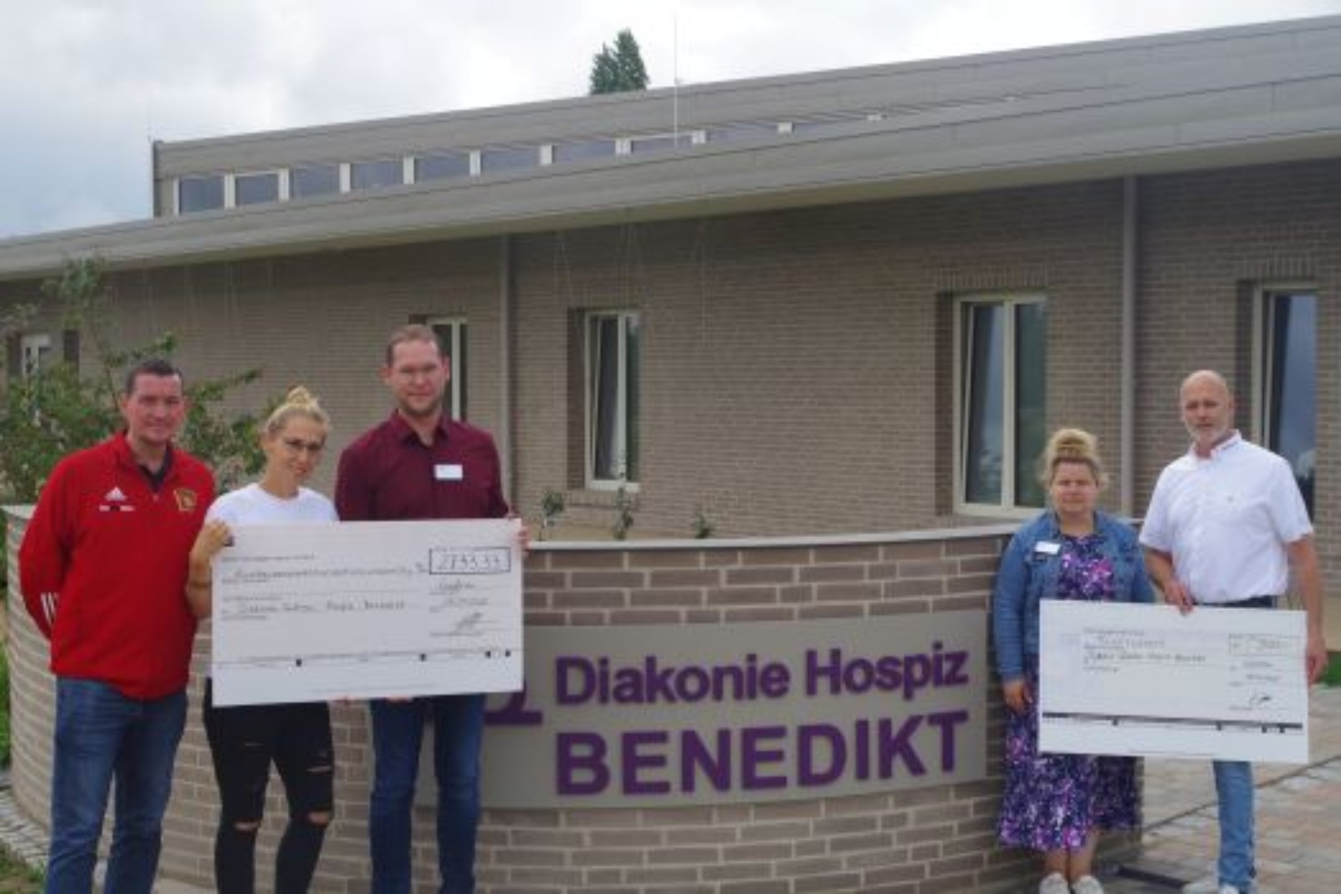 Der Vorstand des ETSV Güstrow überreichte zwei Spendenschecks an das Diakonie Hospiz Benedik Bild