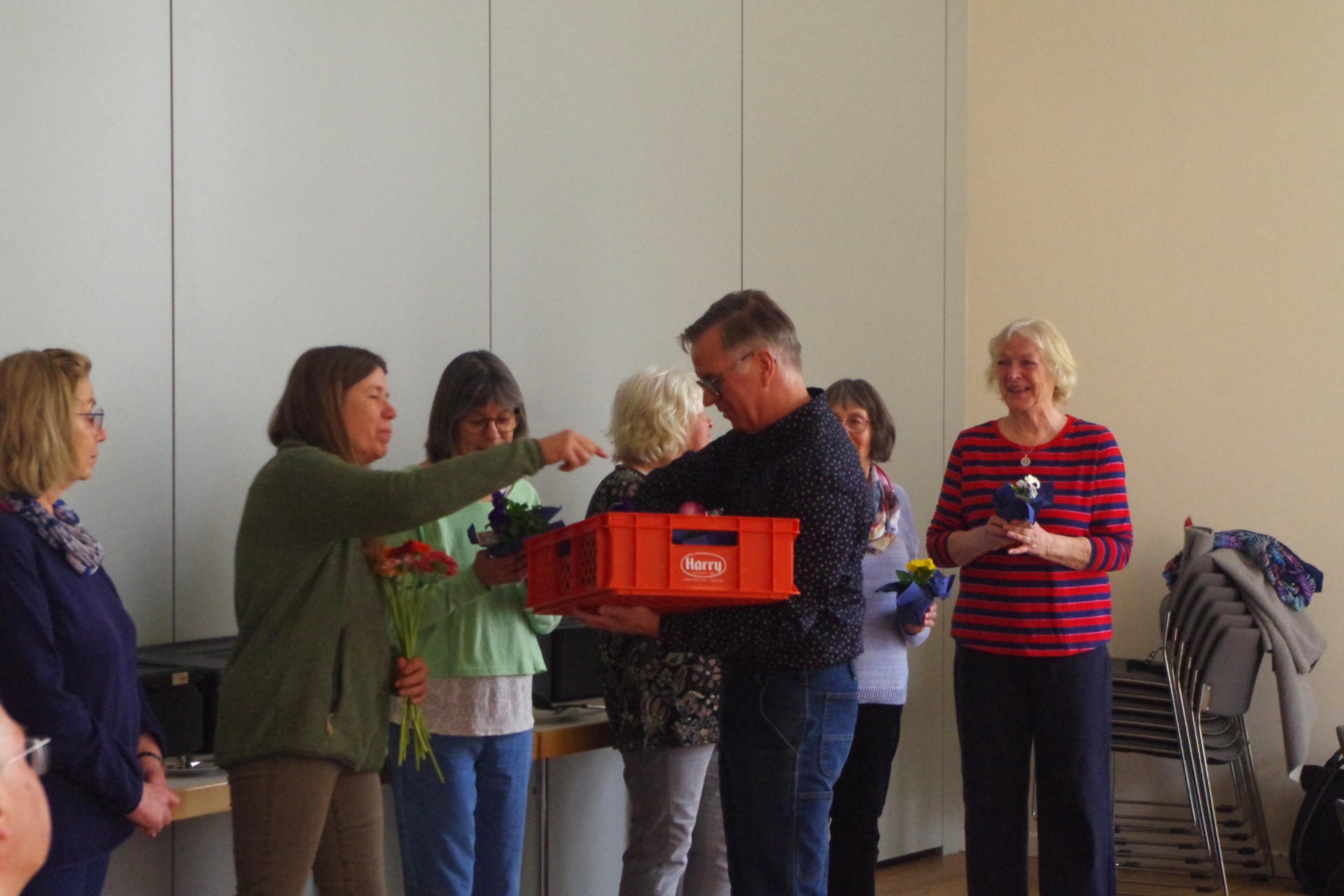 Die Ehrenamtlichen bekamen nicht nur von den Gästen ein Geschenk vor der Pause der Warmen Mahlzeit Bild