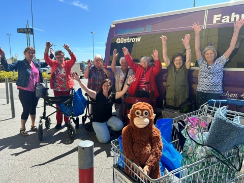 Fahrdienst fährt Gäste der Tagespflege Güstrow
