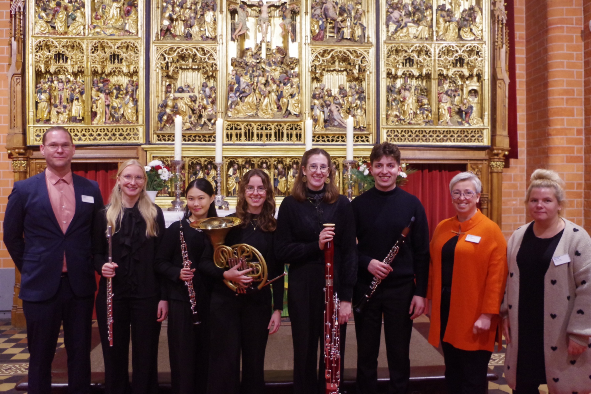 Felix Becker (l.), Antje Weidemann (2.v.r.) und Antje Kähler (r.) zusammen mit dem Hilaris Quintett aus Würzburg Bild