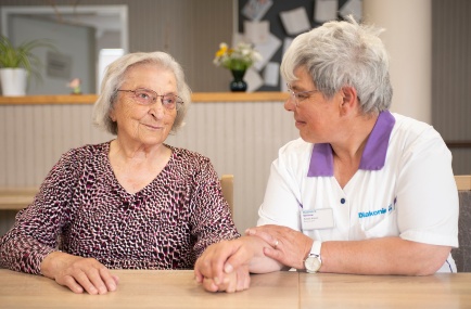 Frau Kophamel (l.) in der Kurzzeitpflege Güstrow