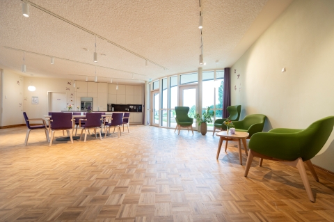 Natürliches Licht dringt von außen nach innen ins Hospiz