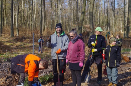 In vielen verschiedenen Gruppen wurde gepflanzt und die Bäume dementsprechend zugeteilt Bild