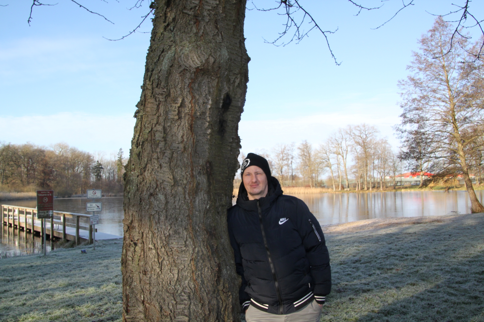 Patrick N. © Foto: Stefanie Daug Patrick N. spaziert gerne am See, der hinter dem Schloss Matgendorf liegt