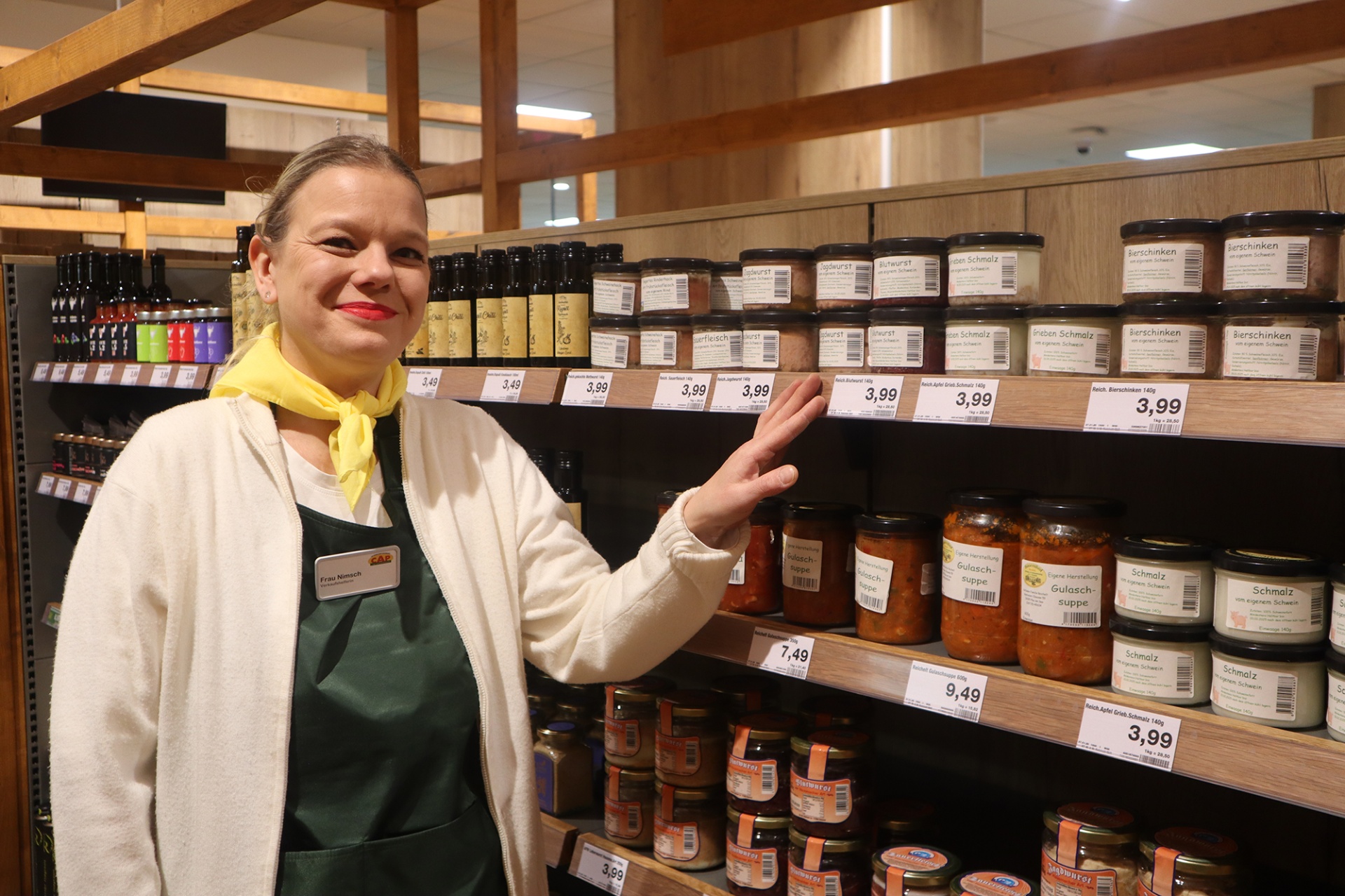 Sandra Nimsch steht mit Rat zu den Produkten parat Bild