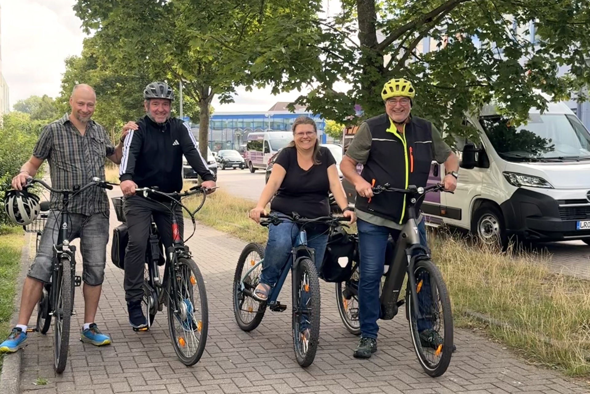 Mit großer Freude traten Kollegen für mehr Klimaschutz, mehr Beweglichkein und eine fahrradfreundliche Stadt Güstrow in die Pedale.