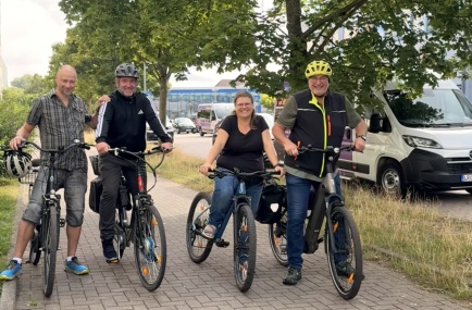 Mit großer Freude traten Kollegen für mehr Klimaschutz, mehr Beweglichkein und eine fahrradfreundliche Stadt Güstrow in die Pedale.