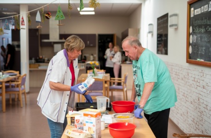 Gemeinsames Backen in der Tagespflege Teterow