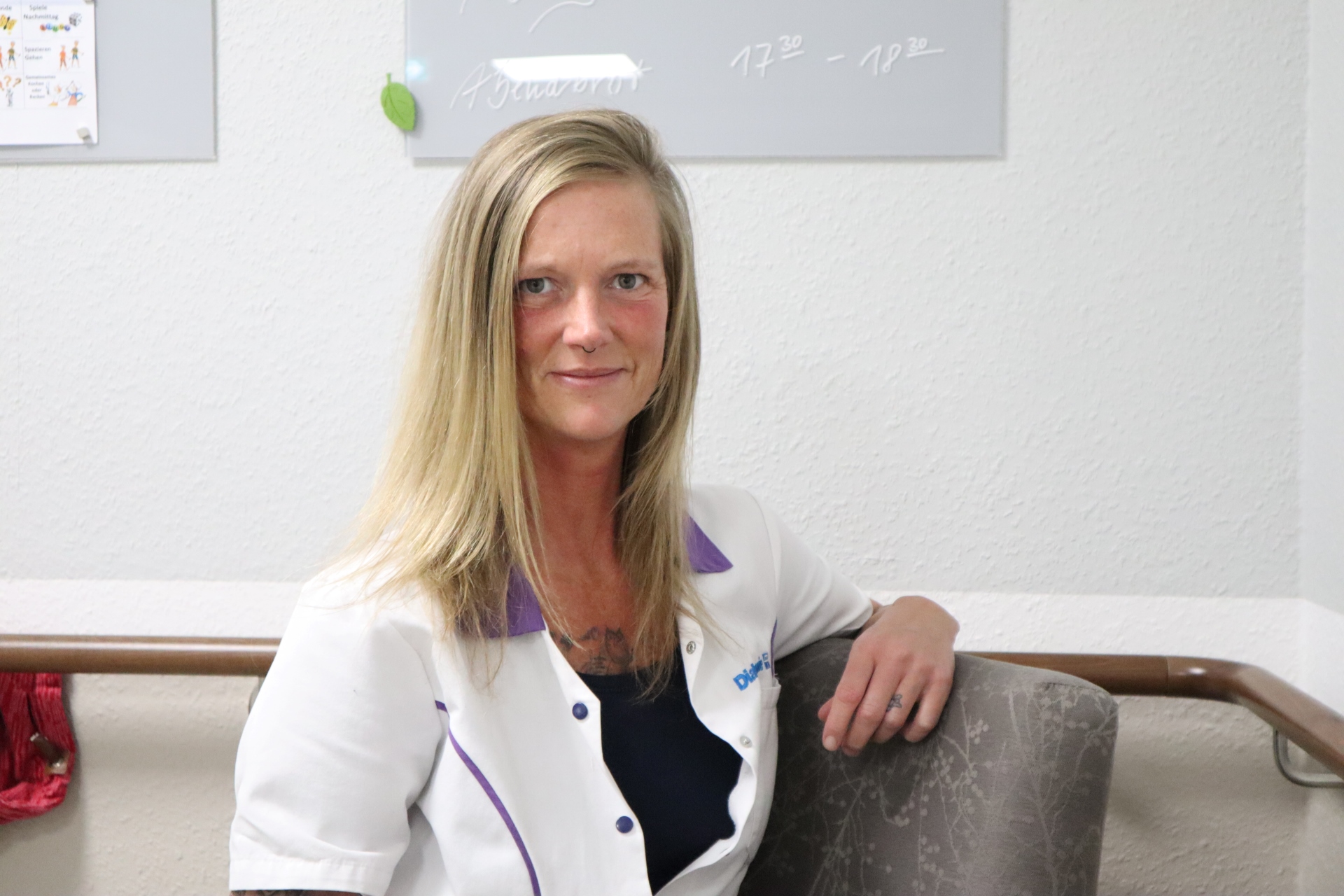 Kathrin Gellfart half in der Sozialstation Güstrow und in der Senioren-WG aus
