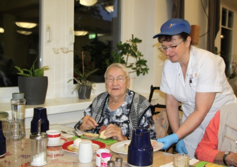 Libuse Kozian reicht das Frühstück