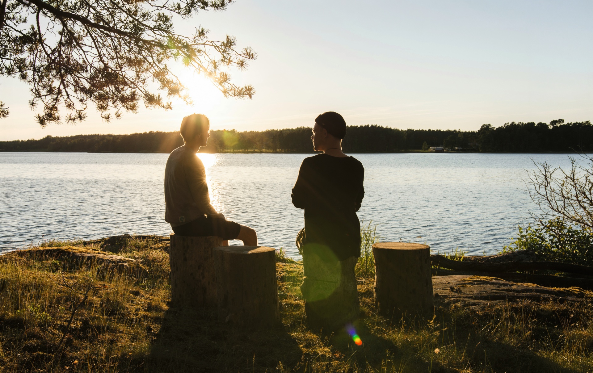 Zwei Menschen am See 