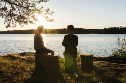 Zwei Menschen am See 