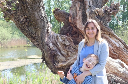 Constance Borgmann-Moratz mit Emil in der Integrationshilfe