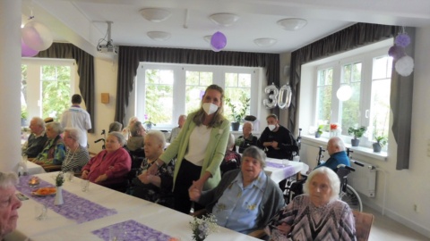 Die Bewohner feiern das 30-jährige Jubiläum des Pflegeheims