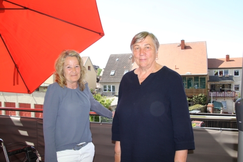 Astrid Haag mit Ute Schiedt in der Tagespflege Teterow