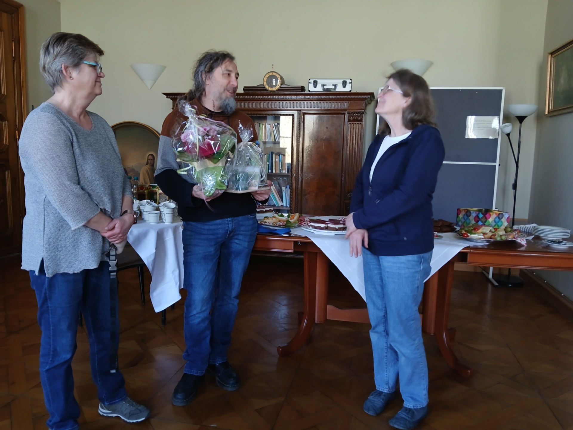Feierliche Verabschiedung von Frau Möller (r.) durch Frau Schmidt (l.) und Herrn Brandt (m.) Bild