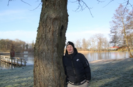 Patrick Nitzsche spaziert gerne am See, der hinter dem Schloss Matgendorf liegt