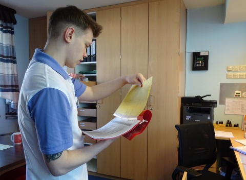 Philipp Dücker ist nach der Ausbildung fest im Team des Pflegeheims angekommen