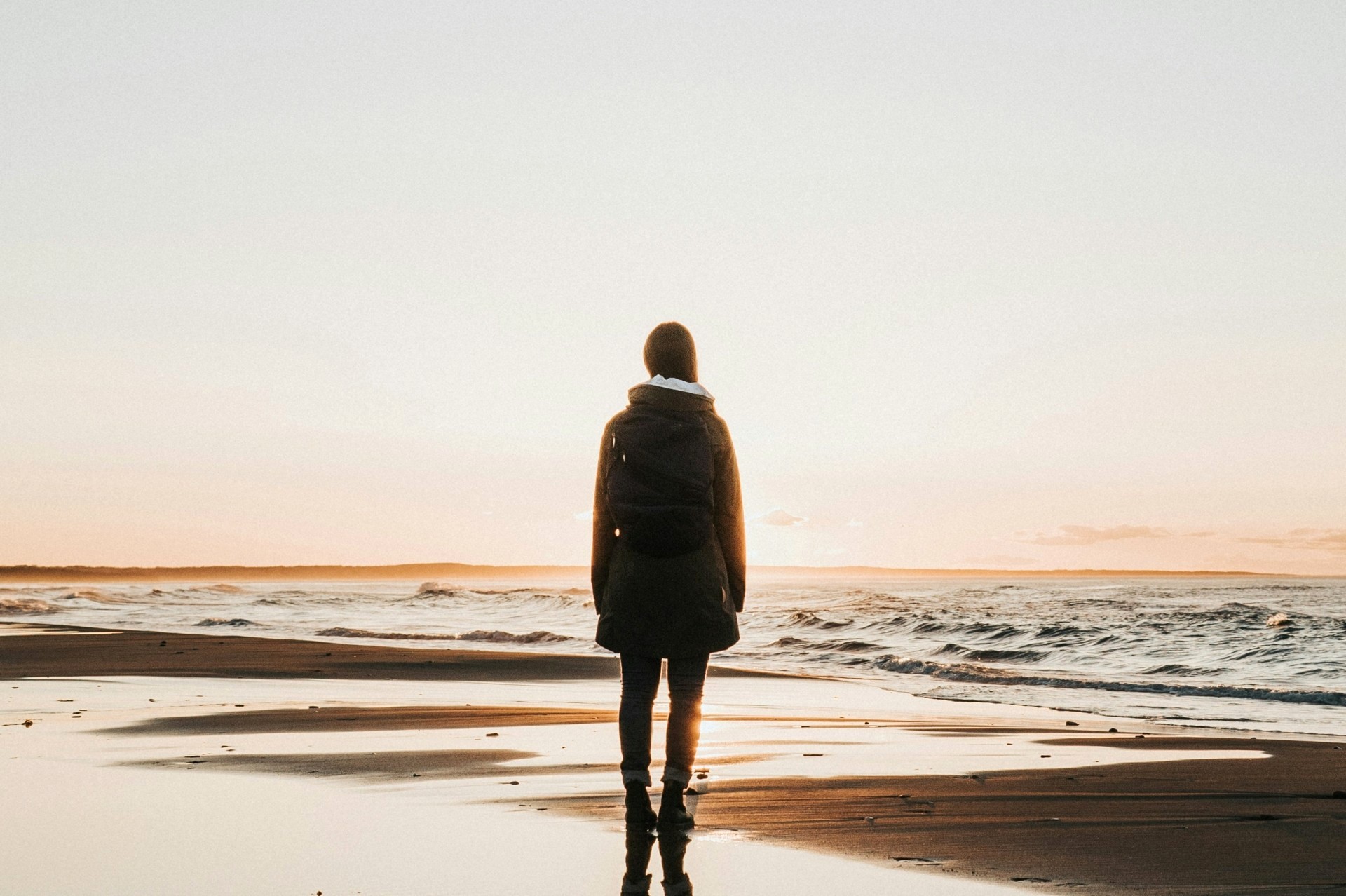 Frau am Meer © Foto: Jeremy Vessey Frau am Meer